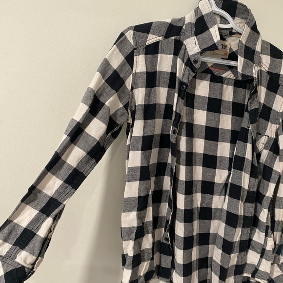 TNA aritzia black and white plaid shirt. Size medium - Picture 3 of 3